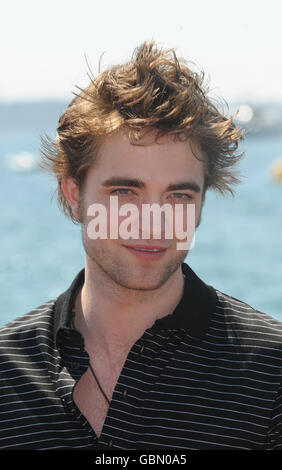 Robert Pattinson besucht eine Fotozelle für den neuen Film New Moon am Majestic Pier in Cannes, Frankreich. Stockfoto