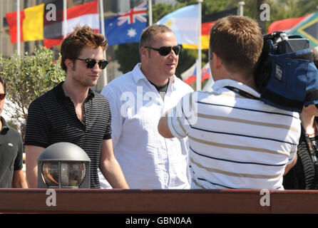 Robert Pattinson (links) besucht eine Fotozelle für den neuen Film New Moon am Majestic Pier in Cannes, Frankreich. Stockfoto