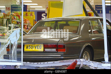 Ein Rolls Royce Auto, nachdem es durch das Fenster des Tesco Superstore in Andover, Hampshire zerschmettert. Ein 50-jähriger Mann wurde heute wegen des Verdachts des versuchten Mordes und des Trinkens verhaftet, nachdem ein Rolls Royce in den Supermarkt abgestürzt war. Sechs Frauen erlitten Schnitte, Blutergüsse und Schock, wenn das Fahrzeug ging durch das Fenster des Tesco-Shop in River Way, Andover, Hampshire, um etwa 4.30 heute Nachmittag, sagte die Polizei. Die Käufer rannten um Deckung, als das Auto in Regale und Kassen zerschmetterte und dann versuchte, sich zurückzudrehen, aber steckten fest. Stockfoto