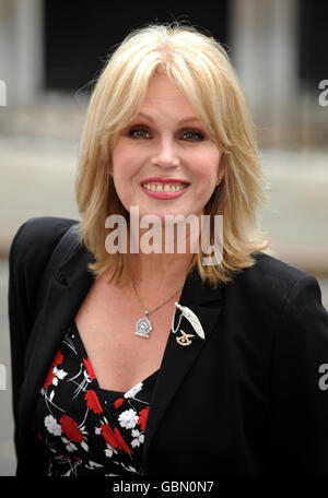 Die Schauspielerin Joanna Lumley verlässt die Downing Street im Zentrum von London, nachdem sie mit Premierminister Gordon Brown über die Rechte der Gurkha-Veteranen, sich in Großbritannien niederzulassen, zusammentreffen konnte. Stockfoto