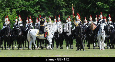 Generalmajor William Cubitt, Kommandant der Household Division, führt seine Überprüfung des Household Cavalry Mounted Regiment im Hyde Park im Zentrum von London durch. Stockfoto