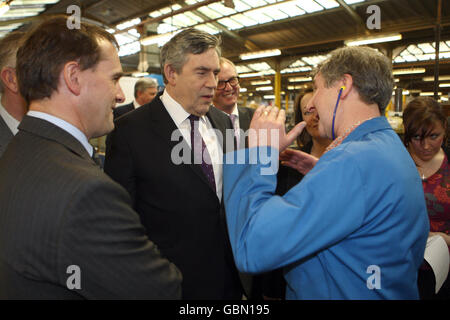 Premierminister Gordon Brown spricht mit Robert Bleese (rechts), der während seines Besuchs bei der Glasierfirma Percy Lane Products in Tamworth, West Midlands, seit 50 Jahren für das Unternehmen arbeitet. Stockfoto