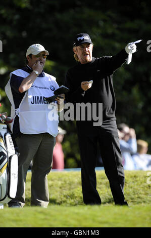 Golf - BMW PGA Championship 2009 - Tag zwei - Wentworth Golf Club. Der spanische Titelverteidiger Miguel Angel Jimenez (rechts) bei der BMW PGA Championship in der Runde 2 im Wentworth Golf Club, Surrey. Stockfoto