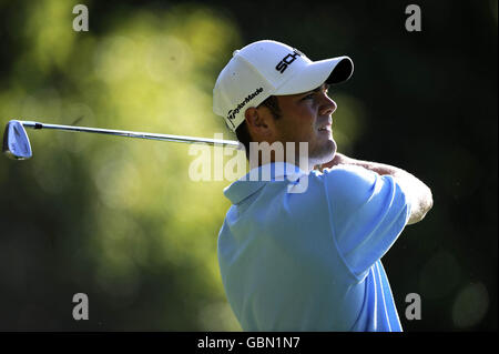 Der deutsche Martin Kaymer schlägt das 2. Loch während des 2. Rundes der BMW PGA Championship im Wentworth Golf Club, Surrey. Stockfoto