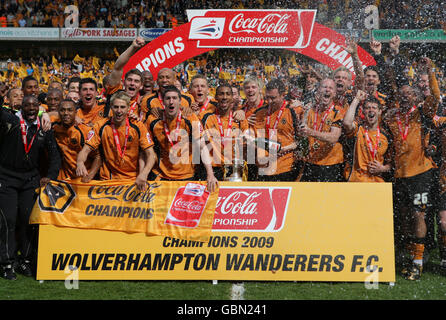 Die Spieler von Wolverhampton Wanderers feiern, nachdem Kapitän Jody Cradock und Karl Henry die Football League Championship Trophy nach dem Coca-Cola Championship-Spiel in Molineux, Wolverhampton, heben. Stockfoto