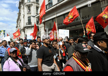 Britische tamilische Studenten protestieren auf den Straßen Londons für eine sofortige und dauerhafte Waffenruhe in Sri Lanka. Stockfoto