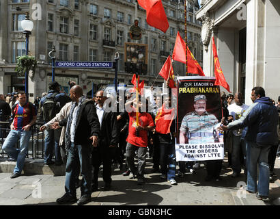 Britische tamilische Studenten protestieren auf den Straßen Londons für eine sofortige und dauerhafte Waffenruhe in Sri Lanka. Stockfoto