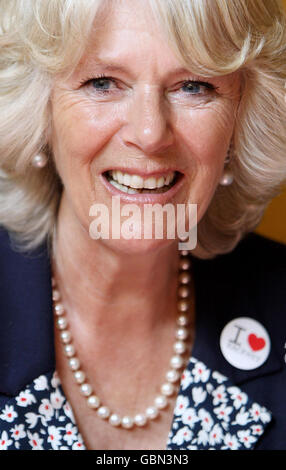 Camilla, Herzogin von Cornwall spricht mit Mitarbeitern, während sie die Hackney City Farm in London besichtigt, um die Arbeit der Federation of City Farms zu feiern. Stockfoto