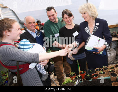 Camilla, Herzogin von Cornwall spricht mit Mitarbeitern, während sie die Hackney City Farm in London besichtigt, um die Arbeit der Federation of City Farms zu feiern. Stockfoto