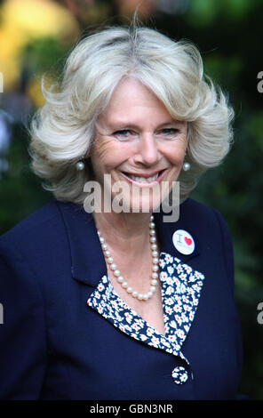 Camilla, Herzogin von Cornwall spricht mit Mitarbeitern, während sie die Hackney City Farm in London besichtigt, um die Arbeit der Federation of City Farms zu feiern. Stockfoto