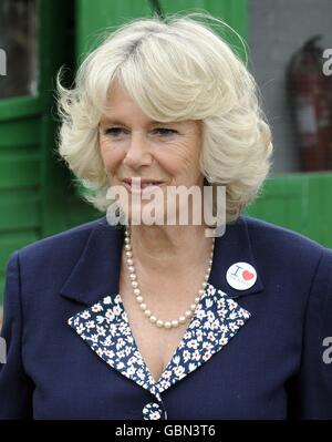 Camilla, Herzogin von Cornwall spricht mit Mitarbeitern, während sie die Hackney City Farm in London besichtigt, um die Arbeit der Federation of City Farms zu feiern. Stockfoto