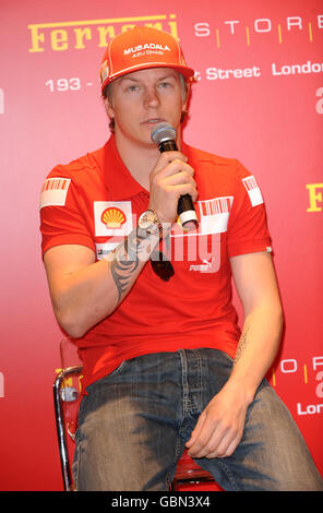 Kimi Räikkönen schneidet das Band, um den Ferrari Store in der Regent Street im Zentrum von London zu eröffnen. Stockfoto