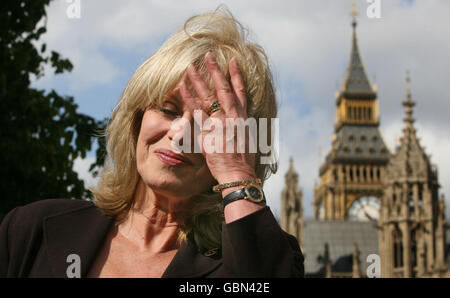 Joanna Lumley vor dem Parlament in London nach einem Treffen mit dem britischen Premierminister Gordon Brown, um die Rechte des Gurkha-Aufenthalts zu diskutieren. Stockfoto