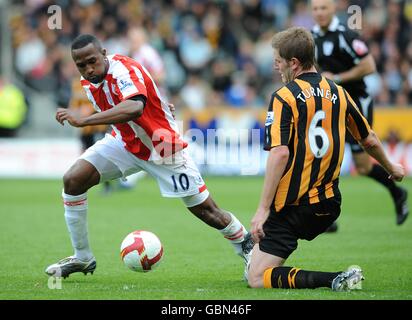 Ricardo Fuller von Stoke City (links) und Michael Turner von Hull City (Rechts) Kämpfe um den Ball Stockfoto