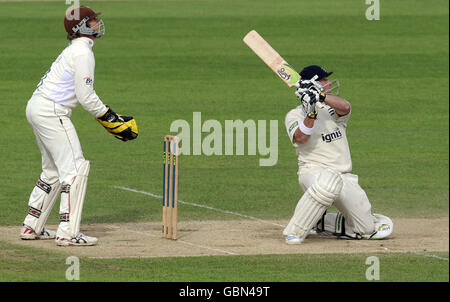 Middlesex's Phillip Hughes trifft den Ball für 6 Läufe, die von Surrey Wicketkeeper Jon Batty während des Liverpool Victoria County Championship Spiels im Brit Oval, London beobachtet wurden. Stockfoto