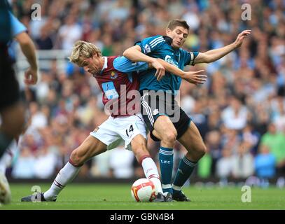 Fußball - Barclays Premier League - West Ham United / Liverpool - Upton Park. Radoslav Kovac von West Ham United (links) und Steven Gerrard von Liverpool (rechts) kämpfen um den Ball Stockfoto