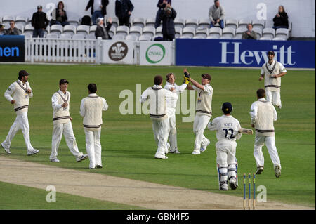 Surrey Wicketkeeper Jon Batty feiert den Auslauf von Middlesex's Allan Richardson beim letzten Ball für das Spiel, das während des Liverpool Victoria County Championship-Spiels im Brit Oval, London gezogen wird. Stockfoto