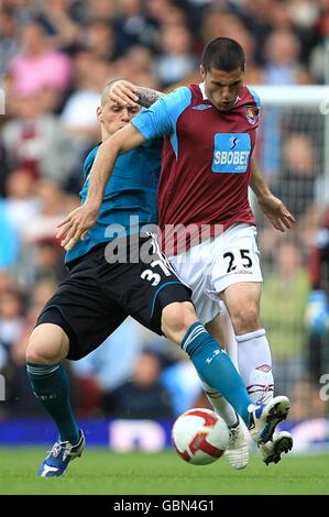 Fußball - Barclays Premier League - West Ham United / Liverpool - Upton Park. Diego Tristan von West Ham United (rechts) und Martin Skrtel von Liverpool (links) kämpfen um den Ball Stockfoto