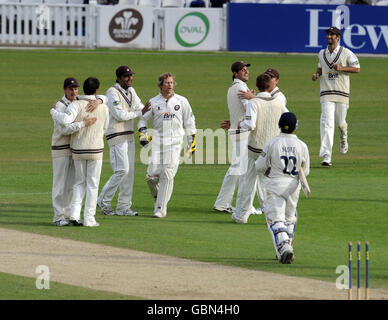 Surrey Wicketkeeper Jon Batty feiert, nachdem er Middlesex's Allan Richardson auf dem letzten Ball für das Spiel, das während der Liverpool Victoria County Championship im Brit Oval, London gezogen wird, ausgelaufen ist. Stockfoto