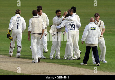 Surrey Wicketkeeper Jon Batty feiert, nachdem er Middlesex's Allan Richardson auf dem letzten Ball für das Spiel, das während der Liverpool Victoria County Championship im Brit Oval, London gezogen wird, ausgelaufen ist. Stockfoto