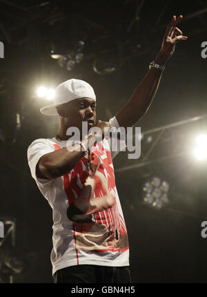 Dizzee Rascal tritt auf der Hauptbühne während des großen Wochenendes von Radio 1 auf, im Lydiard Park, Swindon. Stockfoto