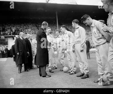 S.H. der Herzog von Edinburgh (siebte R) schüttelt sich die Hände mit Allan Brown von Luton Town (vierte R), als Luton-Kapitän Syd Owen (sechste R) vor dem Spiel sein Team den Würdenträgern vorstellt. Looking On is Lutons Billy Bingham (fünfte R) Stockfoto