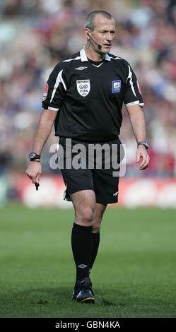 Fußball - Coca-Cola Championship - Play Off Halbfinale - Burnley gegen Reading - Turf Moor. Schiedsrichter Mike Atkinson während der Coca-Cola Championship, Play Off Semi Final, First Leg Match in Turf Moor, Burnley. Stockfoto