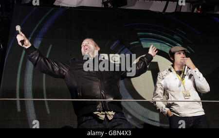 Das große Wochenende von Radio 1. Chris Moyles (links) und Vernon Kay auf der Hauptbühne während des großen Wochenendes von Radio 1 im Lydiard Park, Swindon. Stockfoto