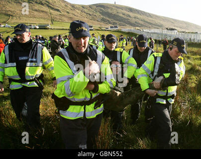 Shell-to-Sea-Aktivisten treffen sich mit Gardai im Shell-Werk am Strand von Glengad in Co Mayo, Irland. Stockfoto