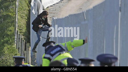 Shell-to-Sea-Aktivisten treffen sich mit Gardai im Shell-Werk am Strand von Glengad in Co Mayo, Irland. Stockfoto