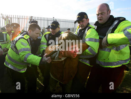 Shell-to-Sea-Aktivisten treffen sich mit Gardai im Shell-Werk am Strand von Glengad in Co Mayo, Irland. Stockfoto