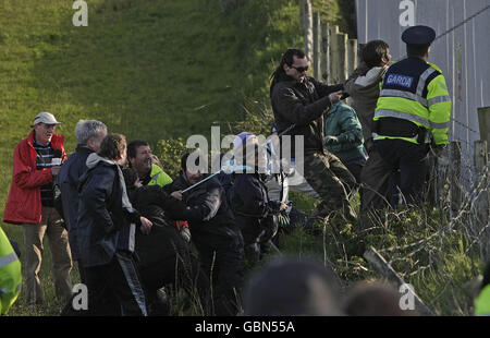 Shell-to-Sea-Aktivisten treffen auf Gardai, während sie versuchen, Sicherheitszäune im Shell-Werk am Strand von Glengad in Co Mayo, Irland, abzureißen. Stockfoto