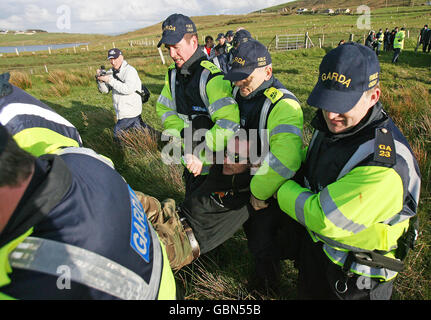 Shell-to-Sea-Aktivisten treffen sich mit Gardai im Shell-Werk am Strand von Glengad in Co Mayo, Irland. Stockfoto