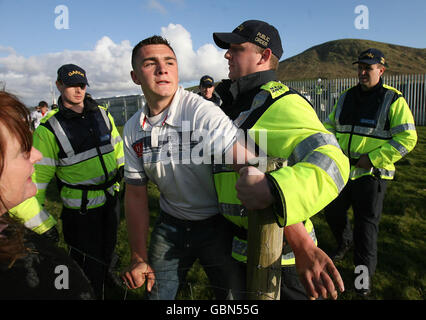 Shell-to-Sea-Aktivisten treffen sich mit Gardai im Shell-Werk am Strand von Glengad in Co Mayo, Irland. Stockfoto