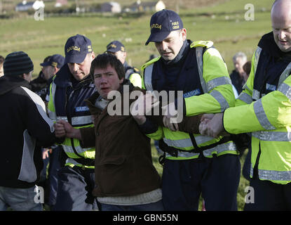 Shell-to-Sea-Aktivisten treffen sich mit Gardai im Shell-Werk am Strand von Glengad in Co Mayo, Irland. Stockfoto