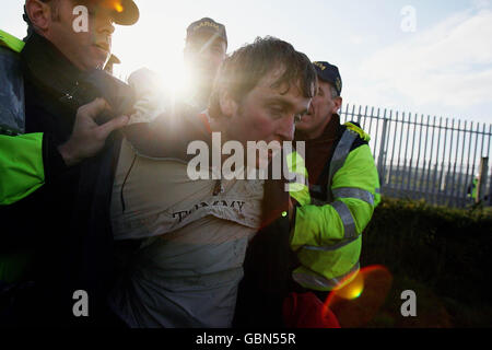 Shell-to-Sea-Aktivisten treffen sich mit Gardai im Shell-Werk am Strand von Glengad in Co Mayo, Irland. Stockfoto