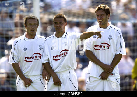 L-R: Paul McKenna, David Healy und Eric Skora von Preston North End stehen in einer Verteidigungsmauer Stockfoto