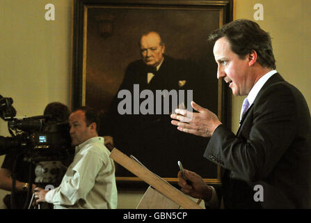 Der Vorsitzende der Konservativen Partei David Cameron spricht während einer Pressekonferenz über die Ausgaben des Parlamentsabgeordneten vor einem Porträt von Sir Winston Churchill. Stockfoto