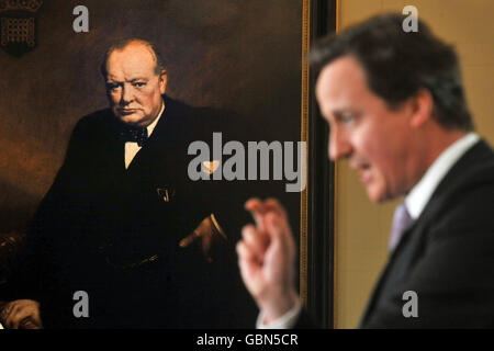 Der Vorsitzende der Konservativen Partei David Cameron spricht während einer Pressekonferenz über die Ausgaben des Parlamentsabgeordneten vor einem Porträt von Sir Winston Churchill. Stockfoto