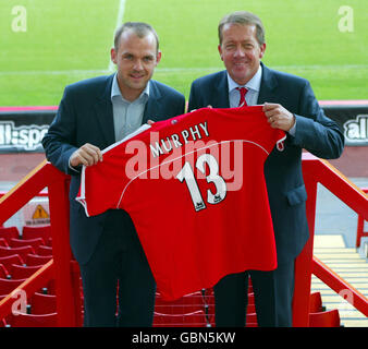 Fußball - FA Barclays Premiership - Charlton Athletic Pressekonferenz - Danny Murphy bei der Unterzeichnung. Charlton Athletic ist neuer Signing Danny Murphy mit Manager Alan Curbishley Stockfoto