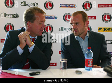 Fußball - FA Barclays Premiership - Charlton Athletic Pressekonferenz - Danny Murphy bei der Unterzeichnung. Charlton Athletic ist neuer Signing Danny Murphy mit Manager Alan Curbishley Stockfoto