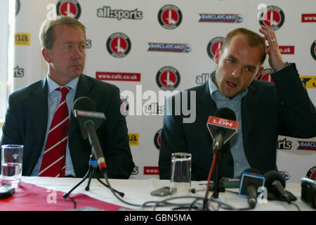 Fußball - FA Barclays Premiership - Charlton Athletic Pressekonferenz - Danny Murphy bei der Unterzeichnung. Charlton Athletic ist neuer Signing Danny Murphy mit Manager Alan Curbishley Stockfoto