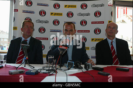 Fußball - FA Barclays Premiership - Charlton Athletic Pressekonferenz - Danny Murphy bei der Unterzeichnung. Charlton Athletics neuer Signing Danny Murphy (c) mit Manager Alan Curbishley (l) Stockfoto