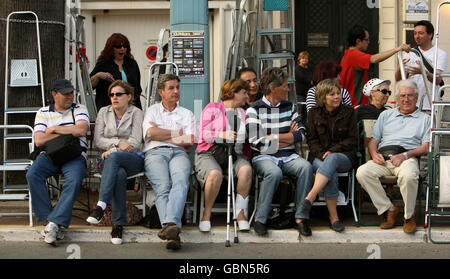 Fans mit Treppen versammeln sich gegenüber dem Palais des Festivals in Cannes, Frankreich, vor dem Start des Festivals de Cannes, das morgen beginnt. Stockfoto