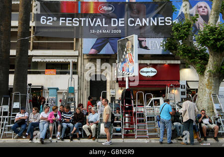 Fans mit Treppen versammeln sich gegenüber dem Palais des Festivals in Cannes, Frankreich, vor dem Start des Festivals de Cannes, das morgen beginnt.