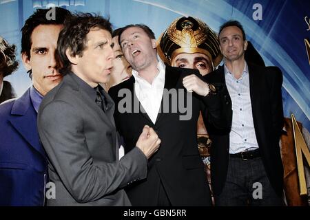 Ben Stiller (links), Ricky Gervais (Mitte) und Hank Azaria kommen zur UK Premiere of Night im Museum Battle of the Smithsonian am Empire, Leicester Square, London Stockfoto