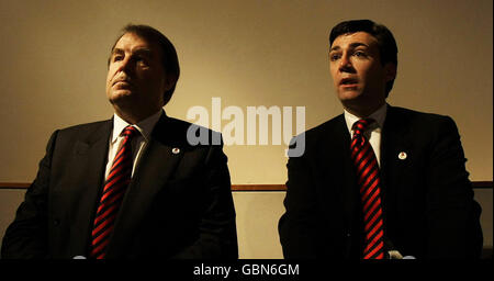Francis Baron (links) und Kultursekretär Andy Burnham sprechen während der Rugby Union World Cup 2015/2019 Tender Presentation im Royal College of Physicians of Ireland in Dublin mit den Medien. Stockfoto