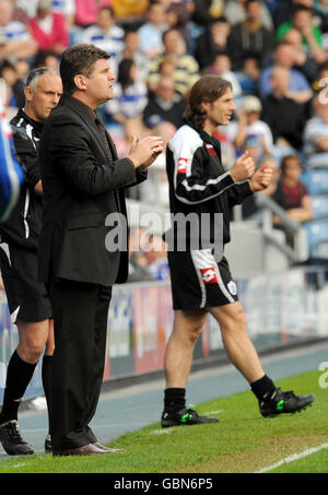 Fußball - Coca-Cola Football Championship - Queens Park Rangers gegen Sheffield Mittwoch - Loftus Road. Brian Laws, Manager von Sheffield am Mittwoch, und Gareth Ainsworth, Manager von Queen's Park Rangers, stehen auf der Touchline Stockfoto