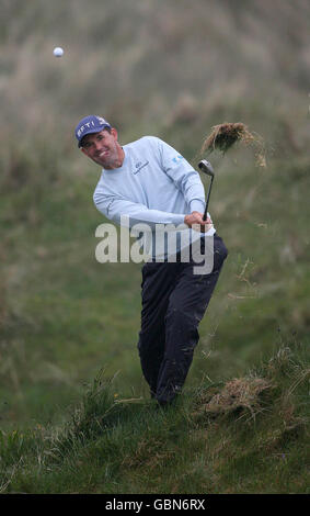 Der irische Padraig Harrington spielt während der Irish Open 3 im County Louth Golf Club, Baltray, Irland, aus dem schweren Rough auf dem 6. Loch. Stockfoto