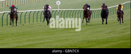 Die Hermitage unter Joe Fanning (ganz links) gewinnt die IFF Charity Trust Median Auction Maiden Stakes während der St. Nichola Hospice Care Silver Jubilee Race Night auf der Newmarket Racecourse. Stockfoto